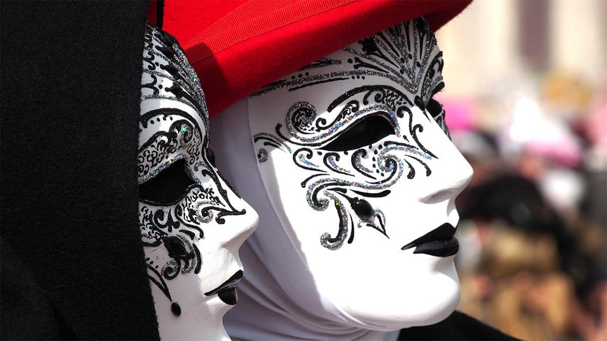 mann-frau-maske-rot-schwarz