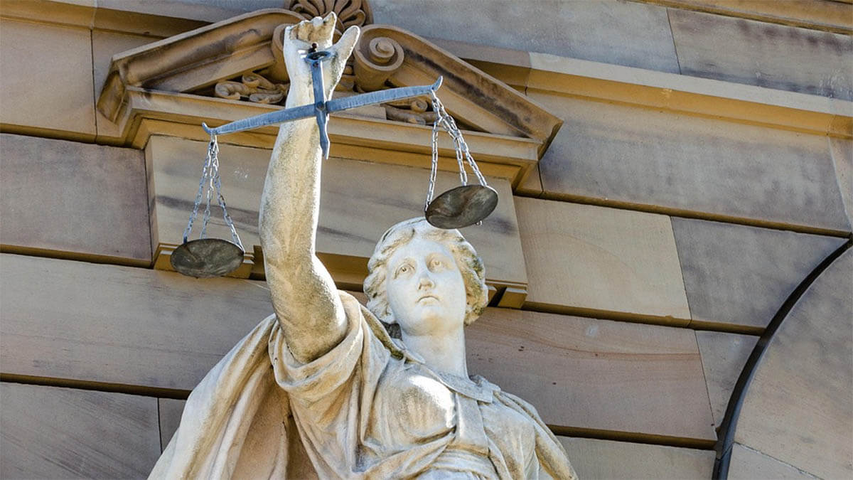 justizia-statue-waage