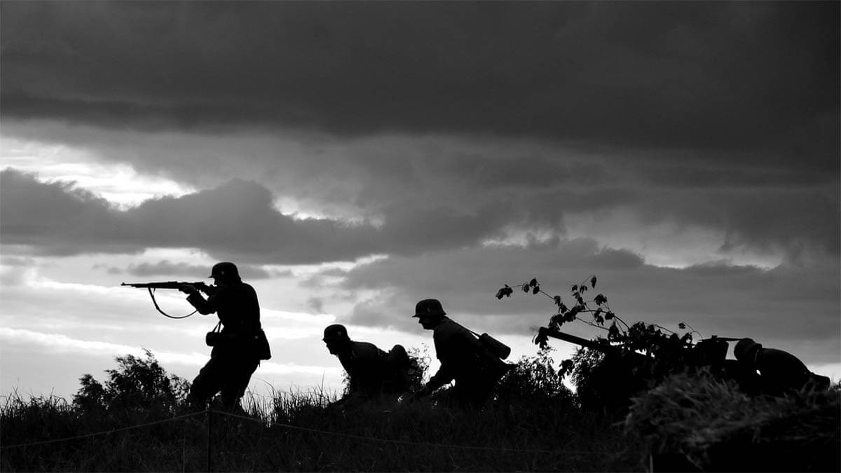 soldaten-silhuette-schwarz-weiss